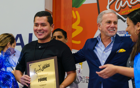 Jefferson Merchán celebra su victoria en el Reto Foodie de Raíces 2025, aportando una mirada joven, creativa y educativa a la cocina ecuatoriana contemporánea.