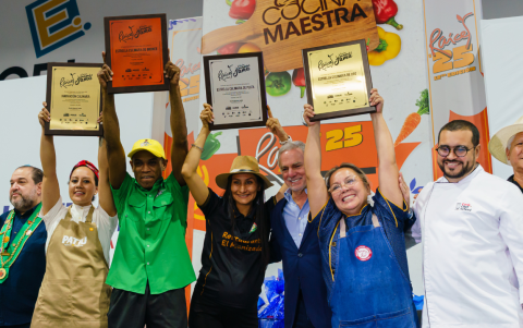 Los ganadores de las distintas categorías posan juntos tras recibir su reconocimiento en Raíces 2025: rostros que reflejan talento, identidad y el sabor de una nueva generación gastronómica.