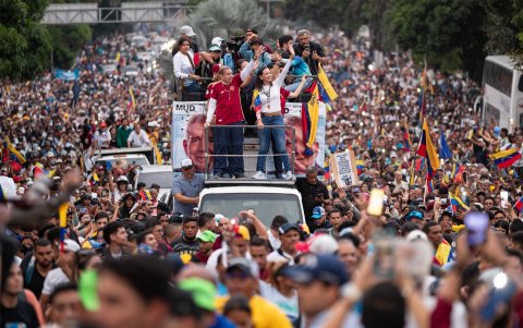 La líder opositora María Corina Machado junto al candidato presidencial Edmundo González Urrutia saludando a seguidores en Caracas (Venezuela).