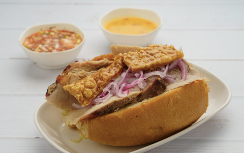 El sanduche de chancho que conquistó al jurado en la Feria Raíces 2025. Pan crocante, carne jugosa y sazón tradicional, se alzó como el favorito entre más de cien propuestas culinarias.