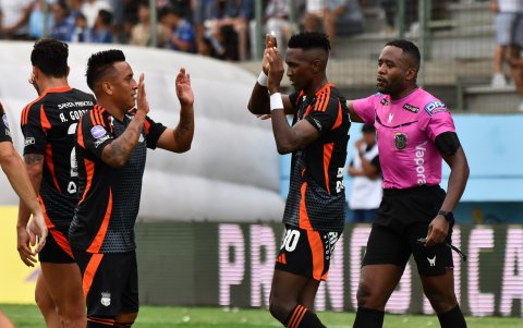 Emelec inició con éxito el ciclo Guillermo Duró con una victoria 4-2 ante Manta.