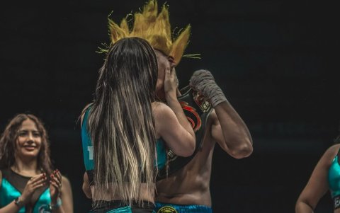 Beso entre Luis y Catrina Sauvage