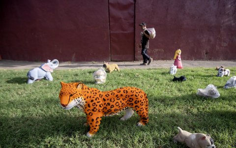 Alcancías de vistosos colores y con forma de animales y personajes de caricaturas, en una calle de Managua (Nicaragua).