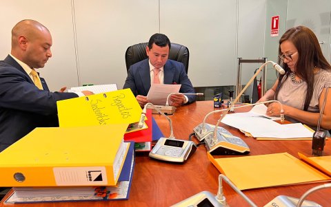 El abogado de Daniel Salcedo acudió con las carpetas a la mesa de Fiscalización.