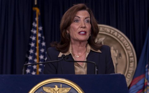 Fotografía de la Gobernadora de Nueva York, Kathy Hochul.