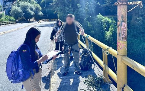 El supuesto infractor podría enfrentar una multa de 235 dólares, por ofrecer la práctica de un deporte extremo sin permiso en Quito.