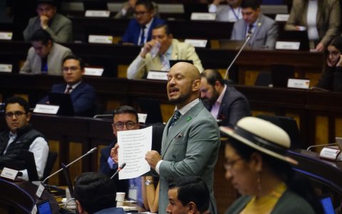 Andrés Castillo, asambleísta por ADN, recordó la nómina de los legisladores que apoyaron la iniciativa de Díaz para legalizar sexo consentido desde los 14 años.