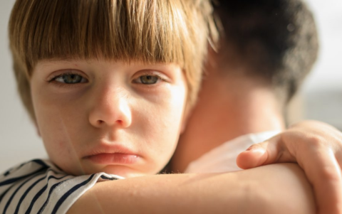 El niño interior emerge como símbolo de vulnerabilidad y esperanza. Cada imagen es un recordatorio de que sanar es también volver a abrazar lo que fuimos.