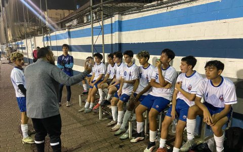 El equipo juvenil 3N2 FC en la cancha de Fedeguayas antes de un partido.