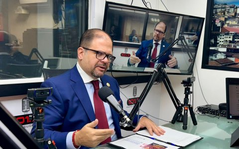 La medida también busca liberar a policías y militares en servicio activo que actualmente custodian las cárceles, para que retornen a tareas de seguridad ciudadana.