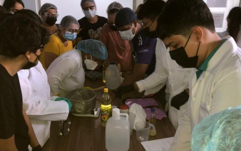 Estudiantes de la UG enseñan cocina saludable y microemprendimientos en APROFE.