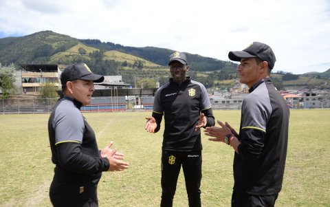 El DT Mauricio Gallardo (i) tiene el apoyo de Héctor Rolando Carabalí (c) y Raúl Vargas (d).