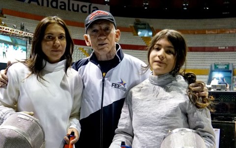Equipo. Arianne Romo (i) y Mercedes Tilleria (d) con el entrenador Manuel Suárez.