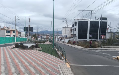 Denuncia. El boulevard del intercambiador de Izamba, cubierto por maleza y con poca iluminación, genera inseguridad entre los moradores.