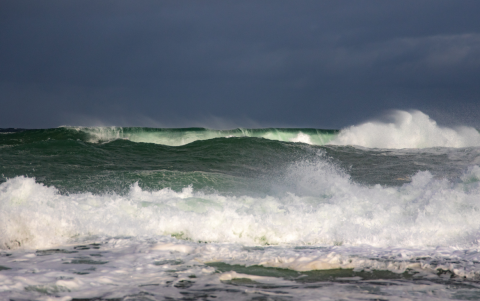 Imagen referencial de las olas de un tsunami.