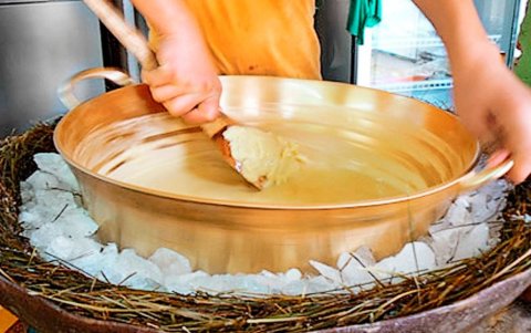 El postre es reparado tradicionalmente en una paila de bronce sobre hielo, con frutas frescas de temporada como mora, guanábana, naranjilla.