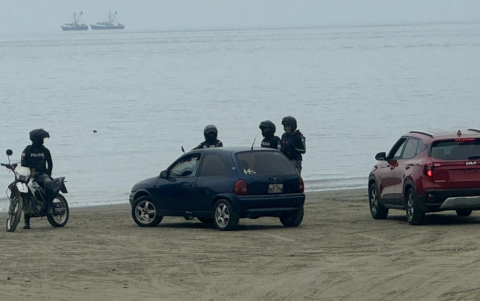 Las playas han sido evacuadas por personal militar y de la policía