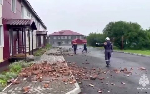 Especialistas del servicio de emergencia inspeccionando un edificio dañado después de un terremoto en el extremo oriental de la isla de Sakhalin.