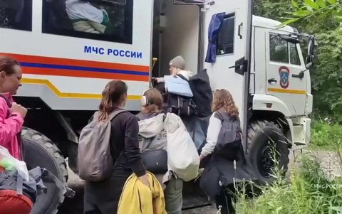 Los rescatistas evacuando a personas en la región rusa de Kamchatka después de que un terremoto de magnitud 8,8 azotara la costa más oriental de Rusia.