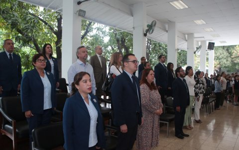 Autoridades y padres de familia.