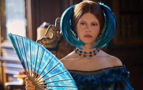 Actriz Mia Goth, caracterizando a un personaje femenino en la película ‘Frankenstein’ del director Guillermo del Toro