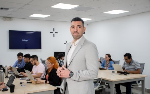 Una de las oficinas de Mirgor en Ecuador, desde donde la compañía coordina operaciones logísticas, retail y expansión comercial.