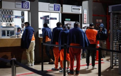 Según datos oficiales, al menos 210 personas fueron trasladadas desde centros penitenciarios de Ecuador hasta el límite fronterizo.