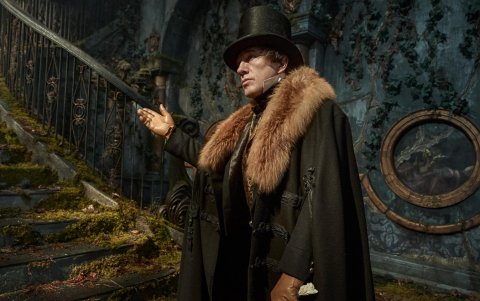 Christopher Waltz caracterizando a un personaje en la película ‘Frankenstein’