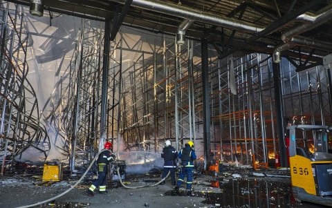 Rescatistas ucranianos trabajan en el lugar de un ataque ruso en el territorio de una empresa civil, en las afueras de Járkov, al noreste de Ucrania, el 30 de julio de 2025.