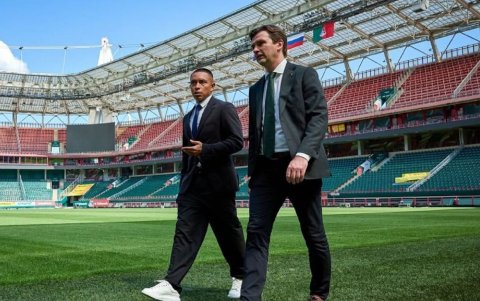 Cristian Ramírez (izq) ya en el estadio del Locomotiv.