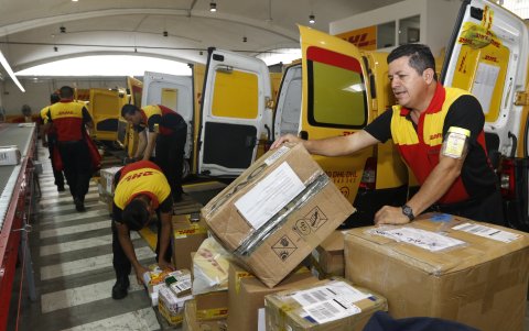 Paquetería. Una de las empresas que lleva envíos a Estados Unidos.