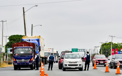 Hecho.  Este 30 de julio hubo conductores de General Villamil Playas y de Santa Elena que, tras la alerta de tsunami, viajaron a Guayaquil por precaución..