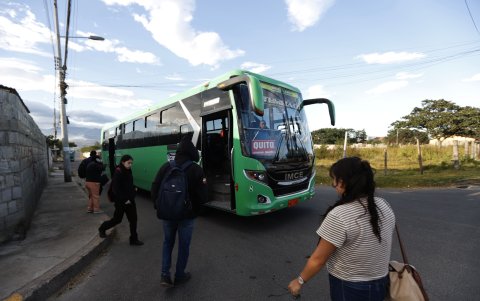 Situación. Usuarios aguantan más de 20 minutos de espera para abordar el bus. Tampoco cuentan con una parada física que les cubra mientras aguardan.