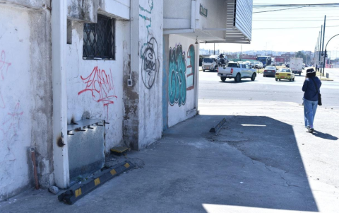 Algunas intersecciones de la avenida Amazonas, frente al Parque Bicentenario, viejo aeropuerto de Quito, lucen abandonadas.