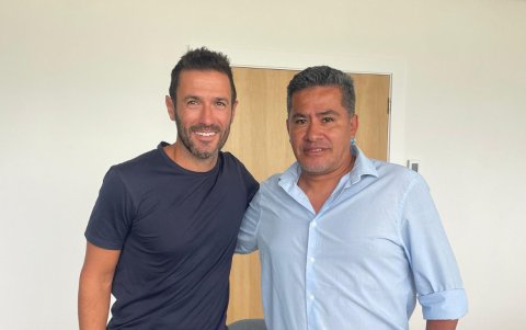 Hugo Viana director deportivo del Manchester City y Julio Escudero.