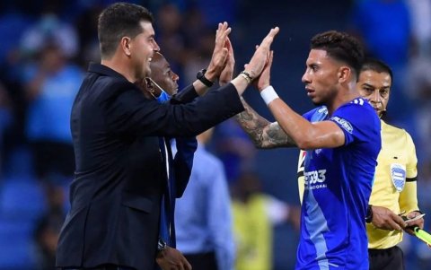 Ismael Rescalvo lo dirigió a Joao Rojas (d) en Emelec, pero aún no puede hacerlo en Barcelona.