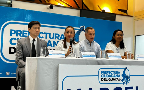 Marcela Aguiñaga, prefecta del Guayas, durante la rueda de prensa donde advirtió que no cederá ante chantajes por el caso del paso elevado