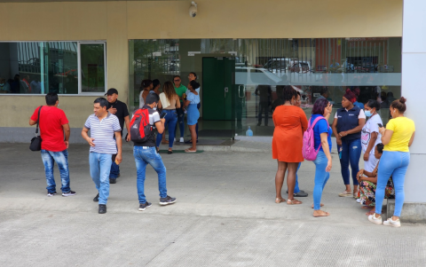 Usuarios del sistema de salud denuncian largas esperas y escasez de medicamentos en hospitales públicos.