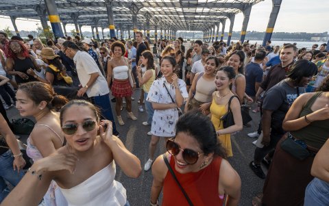 Personas bailando en el puerto 76 de Manhattan durante una clase de salsa, en Nueva York (Estados Unidos).