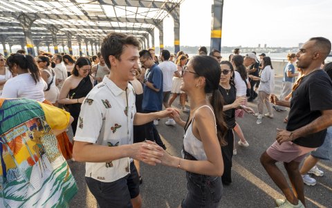 Personas bailando en el puerto 76 de Manhattan durante una clase de salsa, en Nueva York (Estados Unidos).