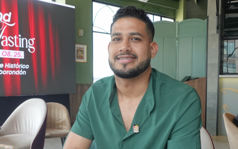 El venezolano Davis Sucre rindió homenaje a la costa ecuatoriana con un cóctel que mezcla tradición local con técnica caribeña.