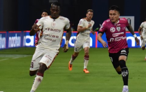 El Cuenca no podrá contar con el atacante Luis Arroyo (d) en sus filas.