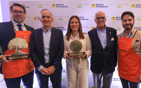 Paul Prado, Santiago Bayas, María García, Antonio Acosta y Diego Vallejo.