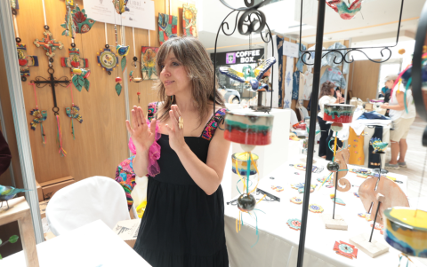 Cristina Urgilés muestra sus artesanías.