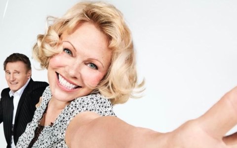 Liam Neeson y Pamela Anderson en la sesión de fotos de la revista ForYou