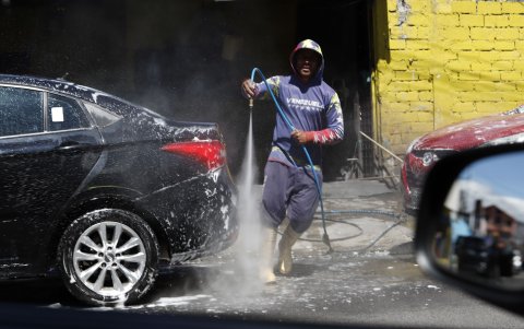 Informalidad. Bastan mangueras o pequeñas hidrolavadoras instaladas en las veredas para ofrecer lavado de vehículos. En un solo barrio, el agua se va sin control.