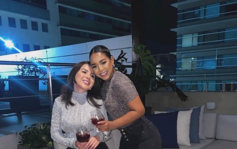 Con su hermana, Cinthya Rivera.