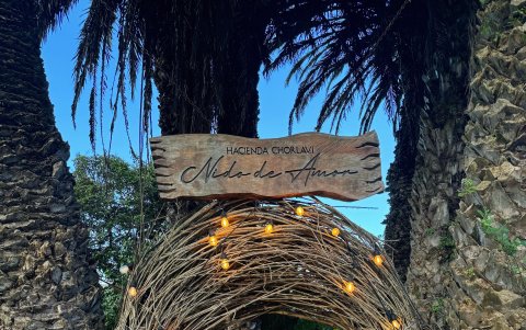 Compartiendo con su esposo e hijos.