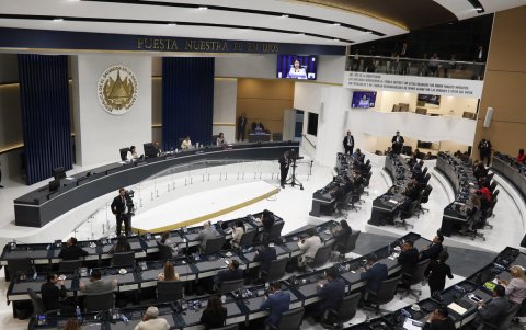 Diputados asisten a una plenaria en el salón azul de la Asamblea Legislativa este jueves 31 de julio, en San Salvador (El Salvador).