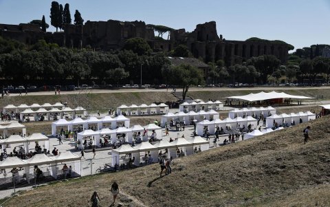 Los 200 confesionarios dispuestos en la explanada del Circo Máximo (Circo Massimo) de Roma, Italia, este viernes 1 de agosto de 2025.